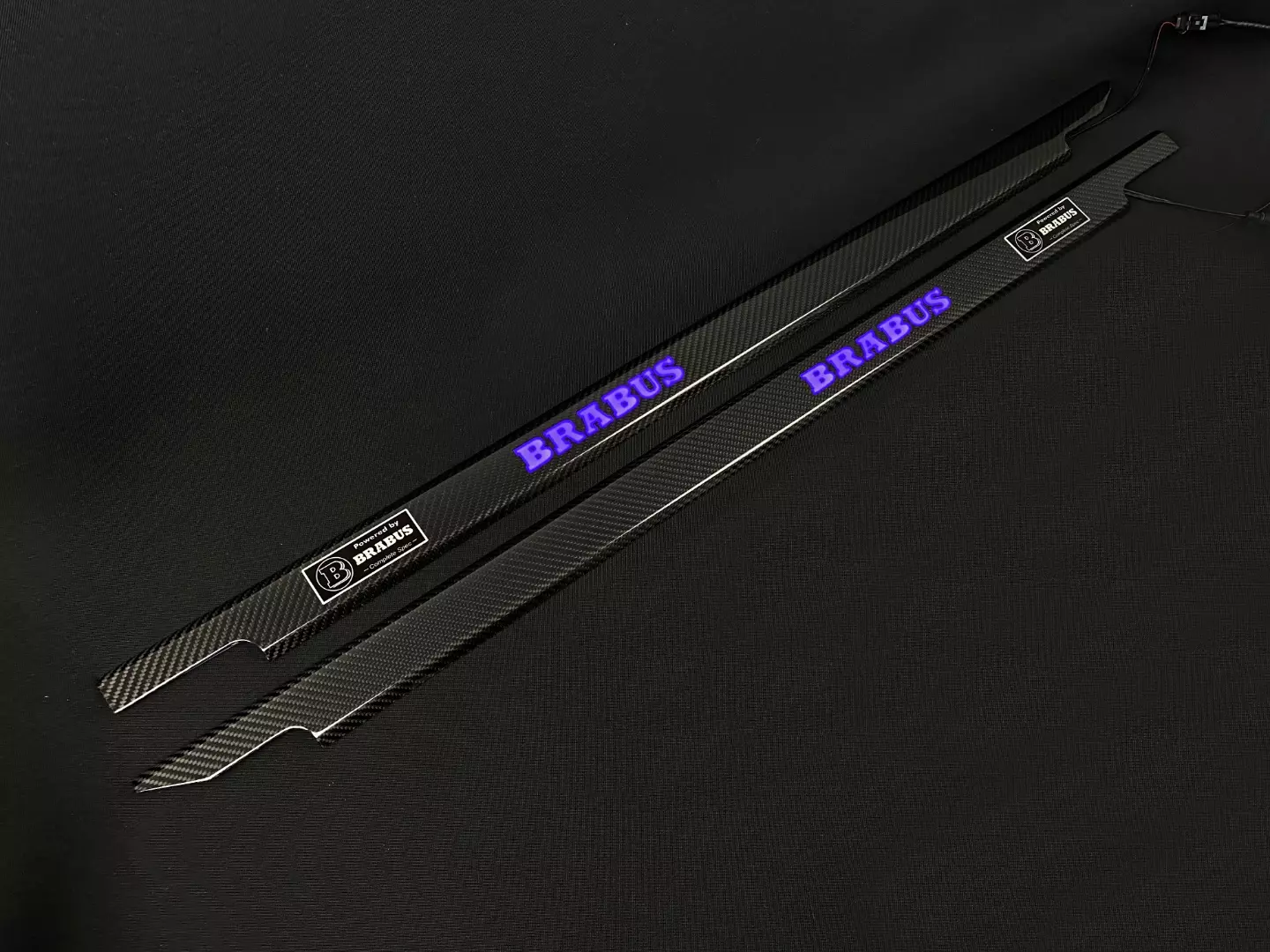 Karbonowe nakładki na progi Brabus z LEDami 2 szt. do Mercedes-Benz G W463 3-drzwiowy G-Klasa